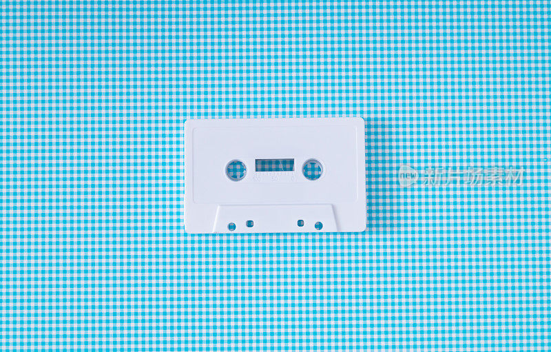 白色和蓝色背景上的复古白色音频盒式磁带布局。老技术创意理念。80的审美。老式录音带的想法。复古时尚怀旧。复古未来主义。