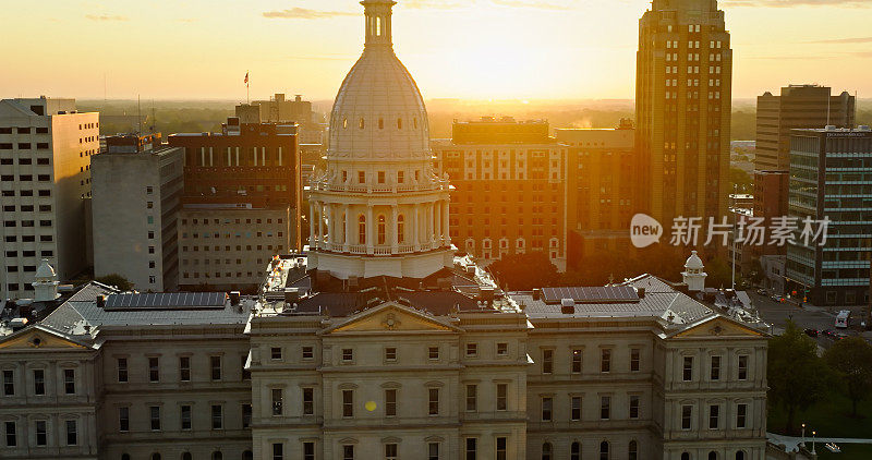 清晨的阳光照在密歇根州议会大厦上
