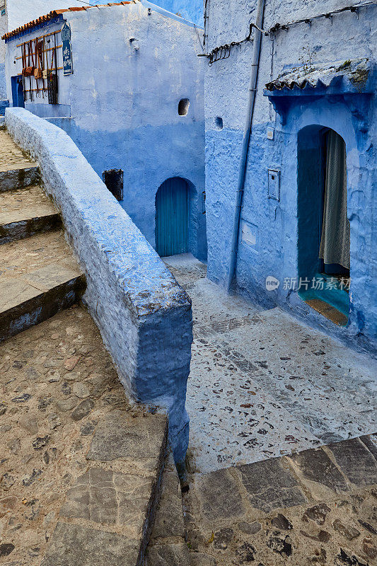 摩洛哥舍夫沙万空旷的蓝色城市街道上有楼梯