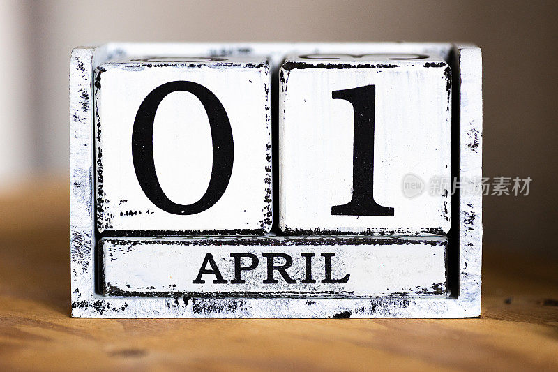 01年4月1日，木桌上的立方体日历