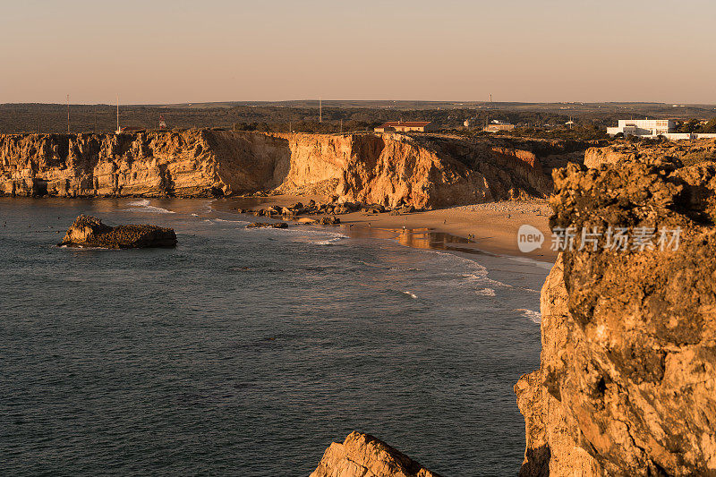 美丽的普拉亚多托内尔海滩，在葡萄牙阿尔加维的萨格雷斯有很多岩层。