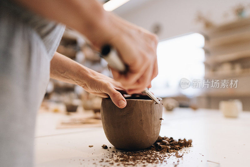 一位妇女切割陶瓷工艺品的特写镜头