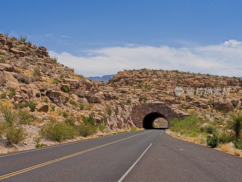 一条从砂岩中凿出的隧道，沿着高速公路穿过德克萨斯州大本德国家公园