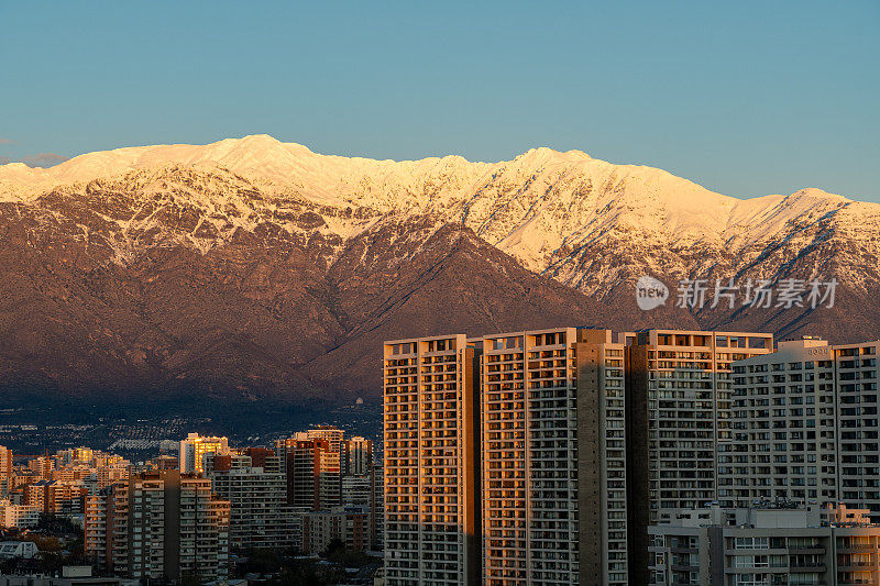 在智利圣地亚哥，白雪皑皑的安第斯山脉为背景