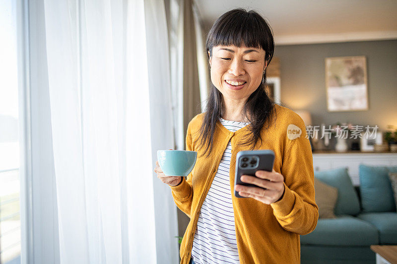 日本女子用手机查看社交网络