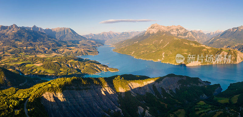 Serre-Poncon湖和Durance山谷，日落时分的大摩根峰。法国阿尔卑斯山上阿尔卑斯省尚特卢贝湾鸟瞰图