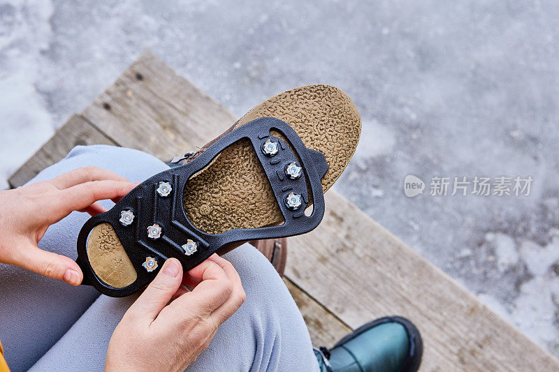 防滑橡胶垫与钉鞋附在鞋底，以提高在路面结冰条件下的牵引力。