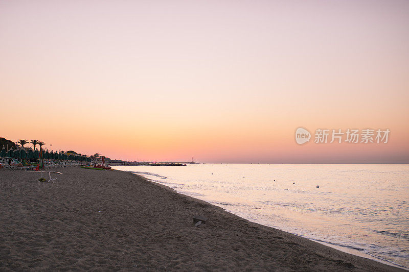 太阳沿着海滩升起