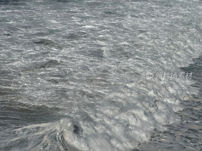 拿撒勒湾汹涌的海浪