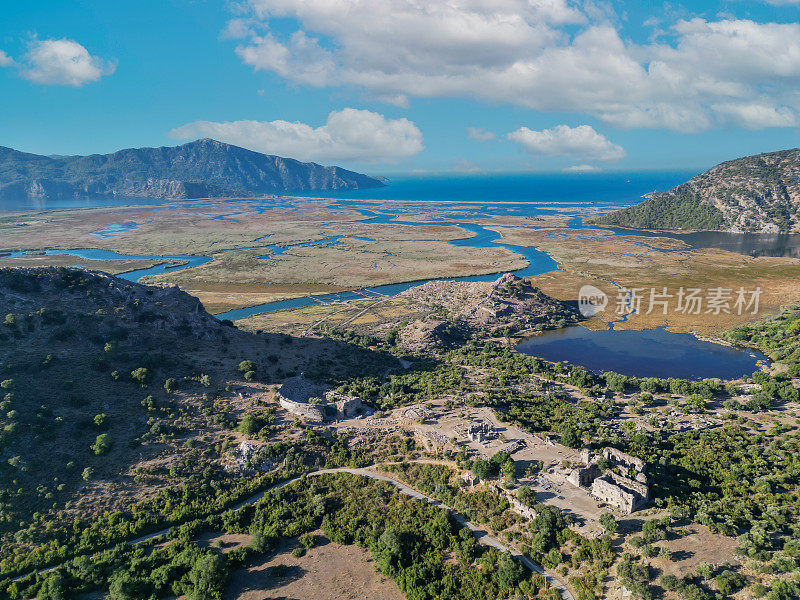 土耳其达尔扬山谷的露天剧场和古城考诺斯鸟瞰图。