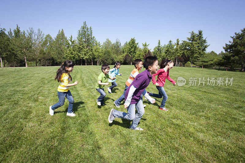 儿童在公园奔跑