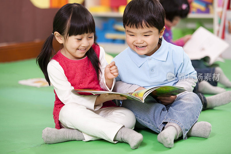 小男孩和小女孩一起看书