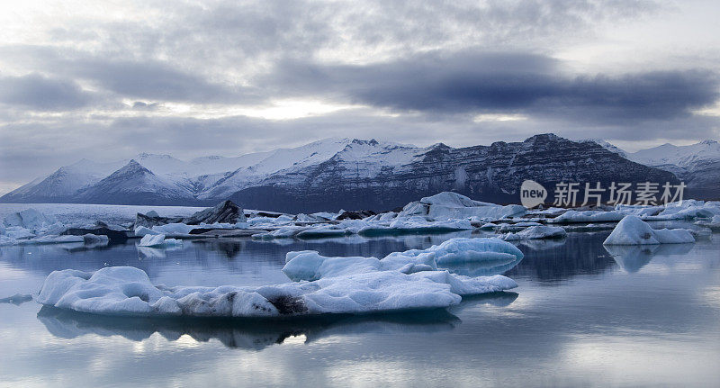 黄昏时冰岛的冰山