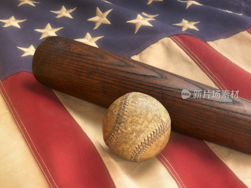 带有美国国旗的古董球棒和棒球