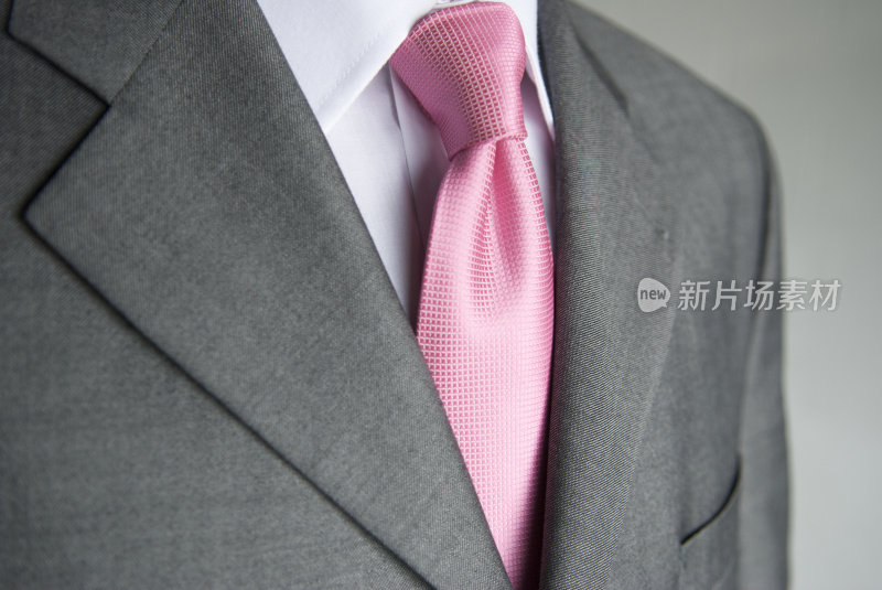 商人亮粉色领带灰色西装特写
