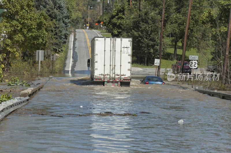 卡车在高速公路上穿过深洪水