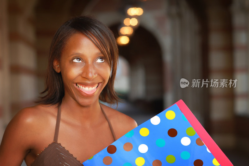 女非洲裔美国学院或大学学生微笑表情
