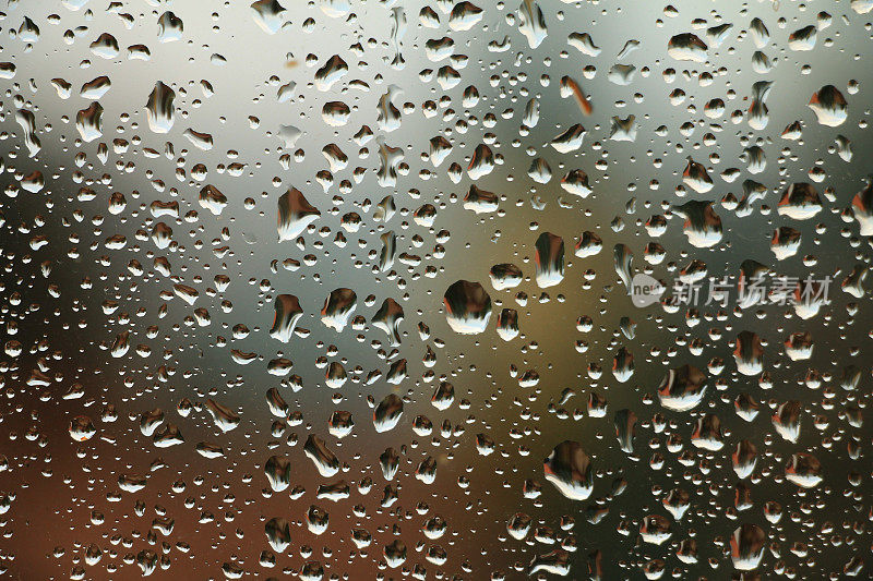 雨点落在窗户上，九月的雨天