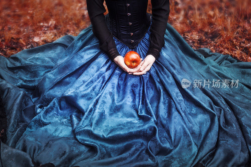 白雪公主和著名的红苹果。女孩拥有