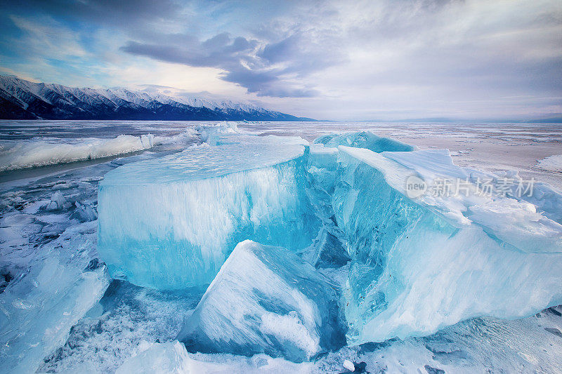 贝加尔湖上的巨大冰块