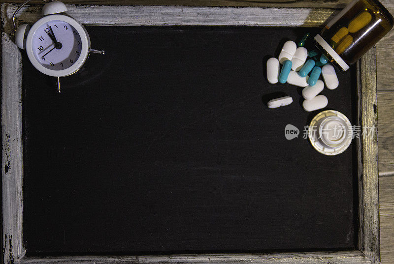 医学概念。黑板，药丸和注射器
