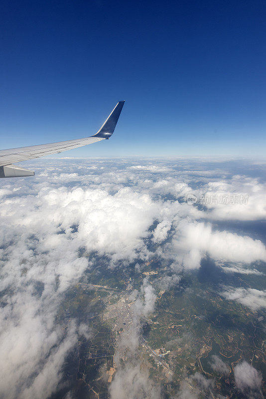 飞机在城市上空飞过