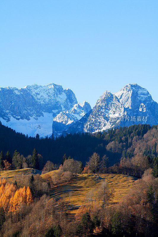 Zugspitze秋天的全景图