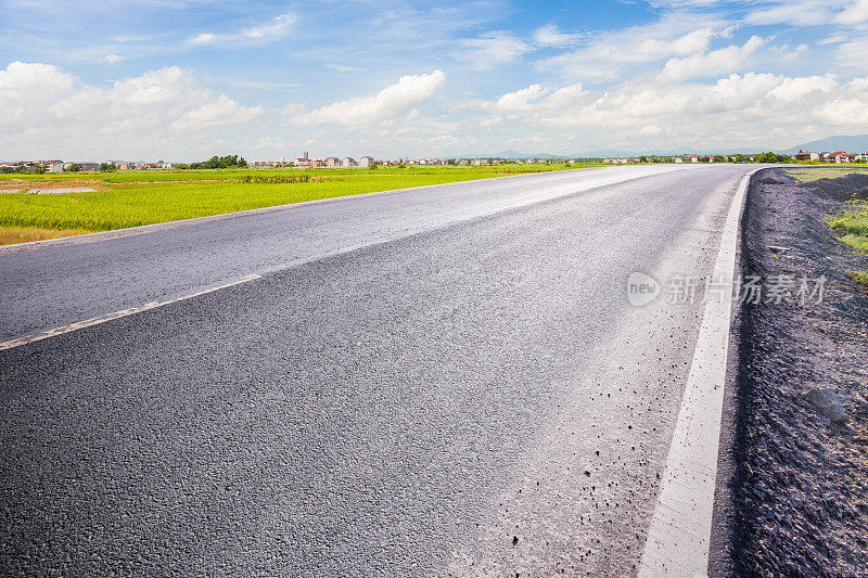 蓝天下的柏油路