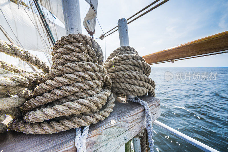 一艘旧游艇上的木制滑轮和绳索。