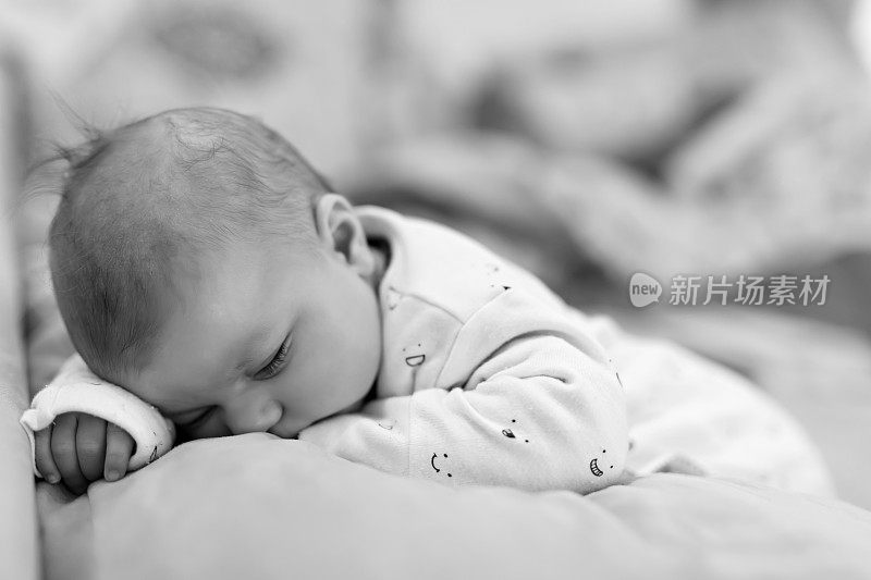 可爱可爱的新生儿婴儿的肖像睡觉