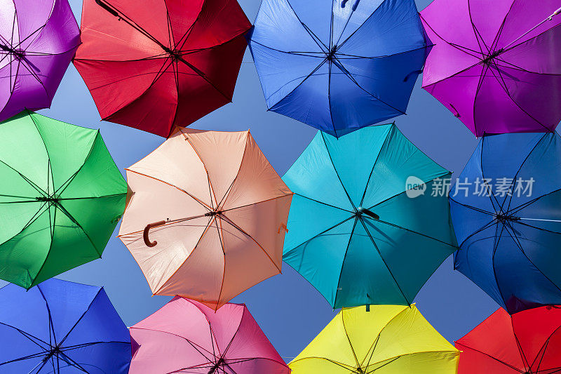 鲜艳鲜艳的伞伞排图案蓝天背景