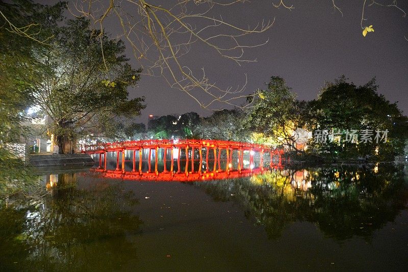 越南河内，晚上的还剑湖和日光桥