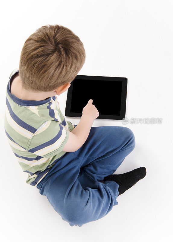 头顶上的男孩玩数字平板电脑