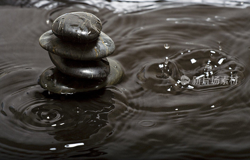 雨中堆石