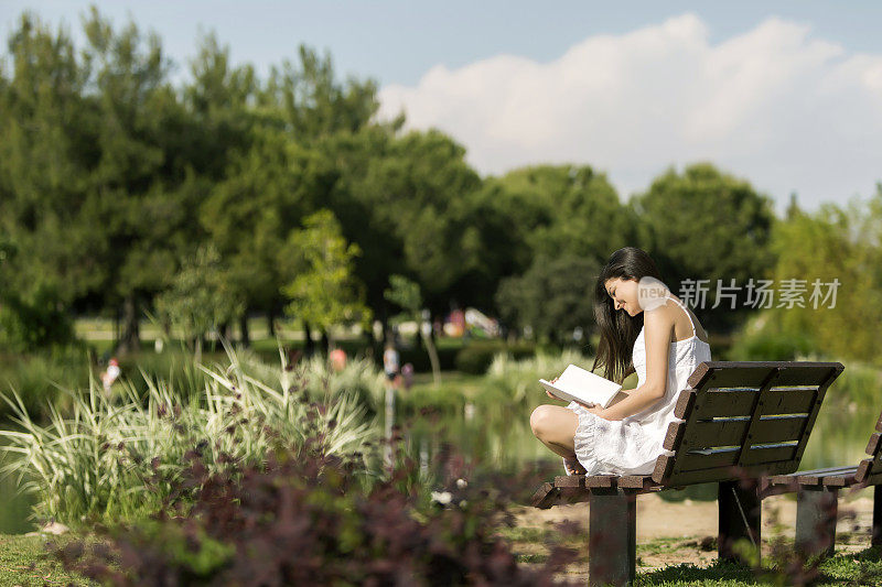 一个年轻女子在公园里看书