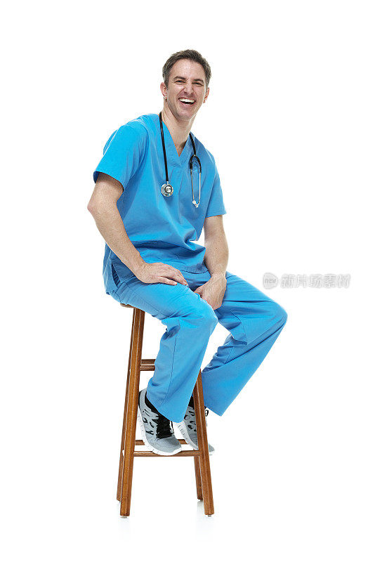 愉快的医生坐在凳子上
