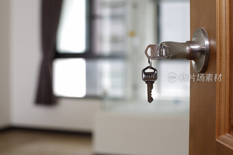 家里的钥匙插在门锁上