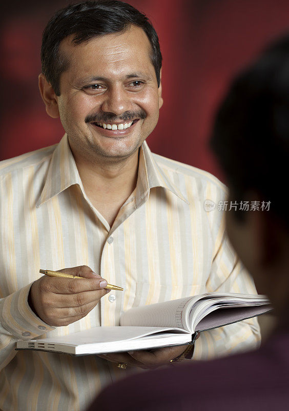 快乐的测量员与笔和笔记本