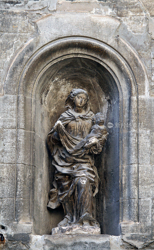 圣母玛利亚的古代雕像