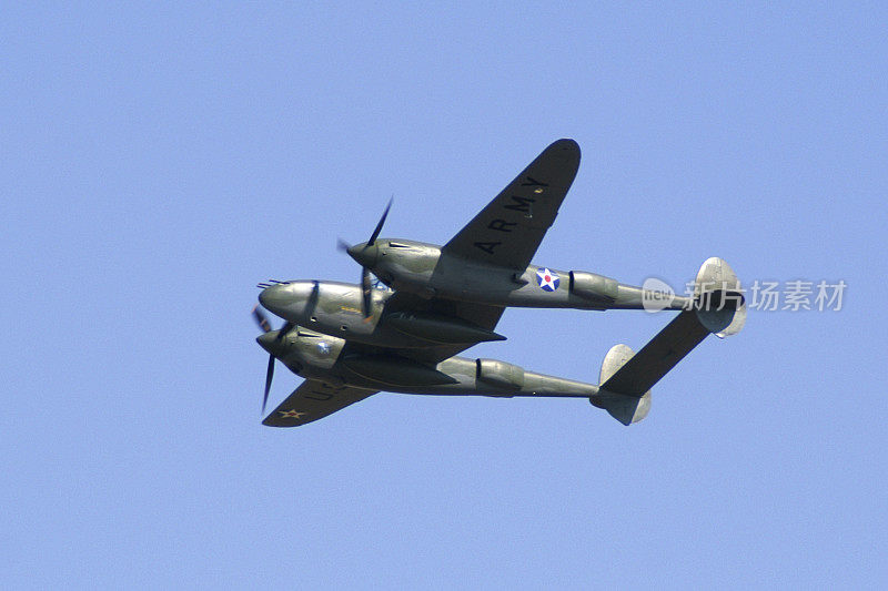 二战战斗机P38在晴朗的蓝天中闪电飞行
