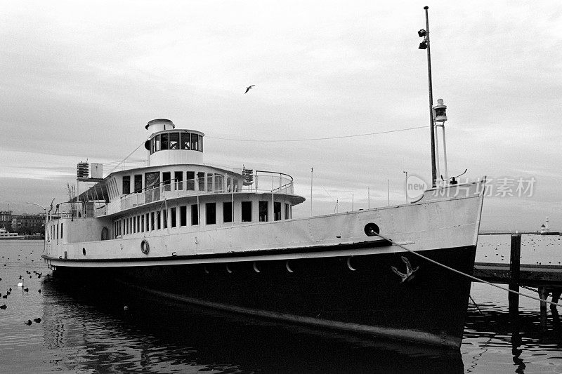 日内瓦湖上的一艘旧船