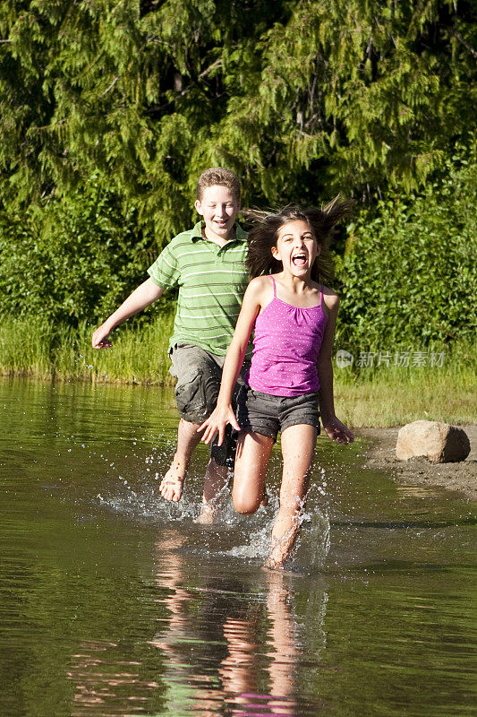 孩子们在水里奔跑。
