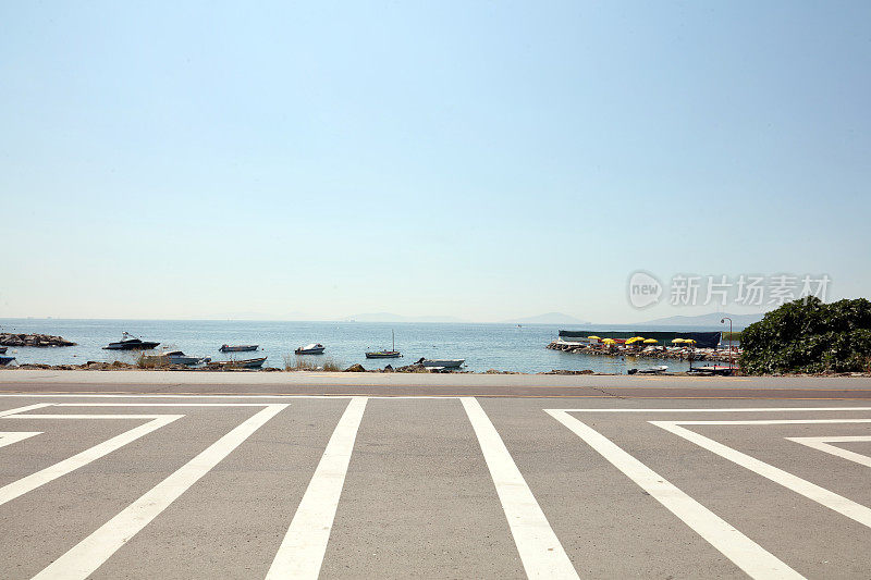 海滨背景的沥青地面空间