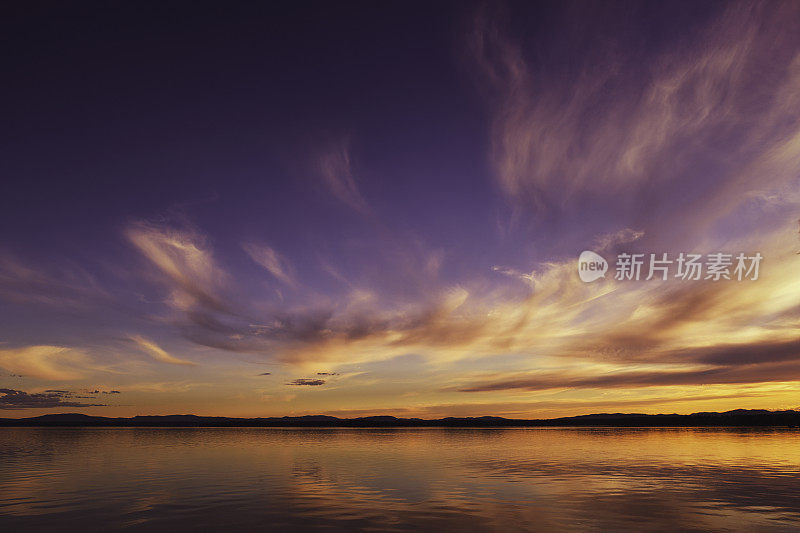 日落时的湖泊和天空