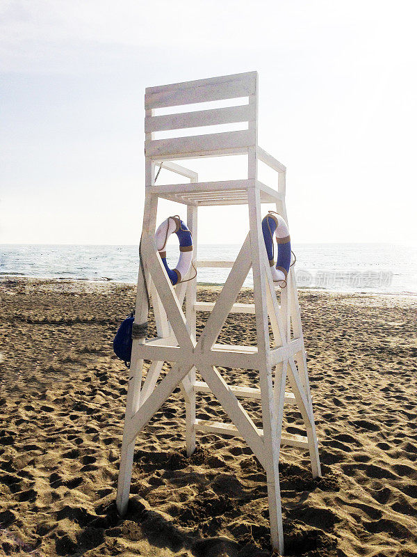 海滩上的救生员椅