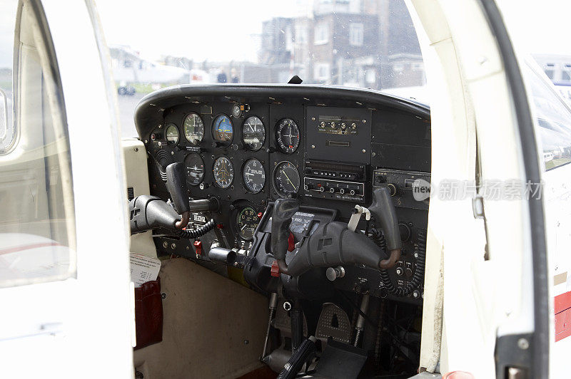 轻型飞机座舱控制和表盘接近