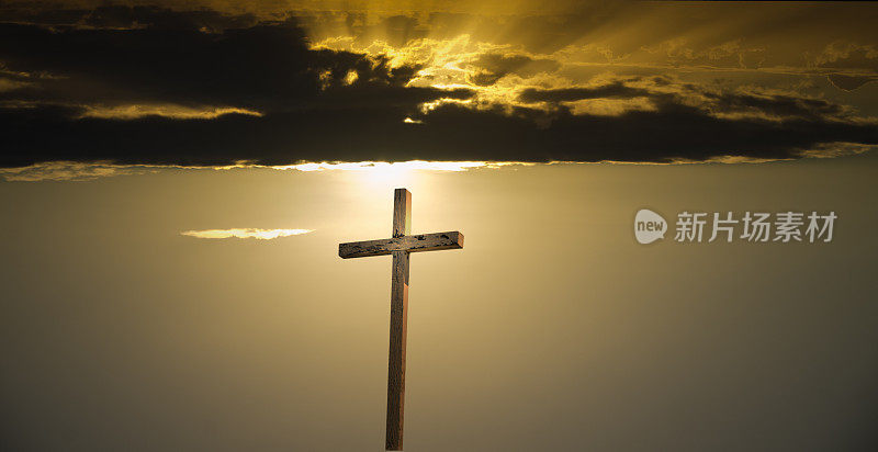 耶稣受难日的十字架在乌云下