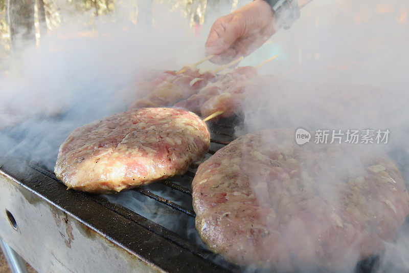 肉在烤架上烤着