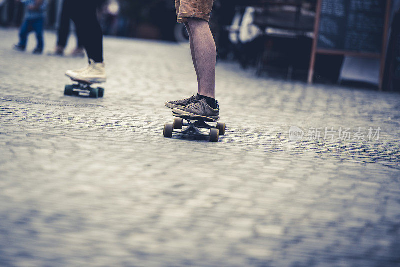 一对在城市街道上玩滑板的夫妇。