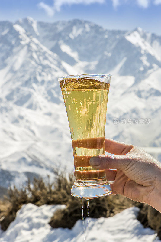 举起一杯啤酒